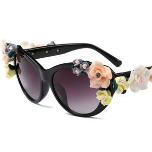 Sunglasses with 3d flowers